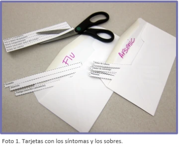 Foto mostrando las tarjetas y sobres