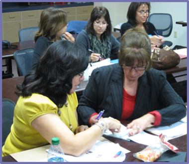 Foto de participantes trabajando juntas.